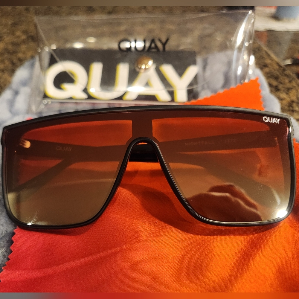 Quay Nightfall Matte Black Coral Sunnies